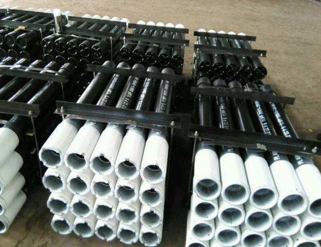 Các khớp kéo dài hai con chó con (13-3/8 